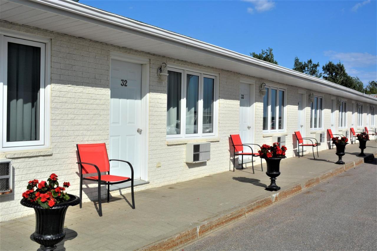 Motel Quatre Saisons Forestville Exteriör bild